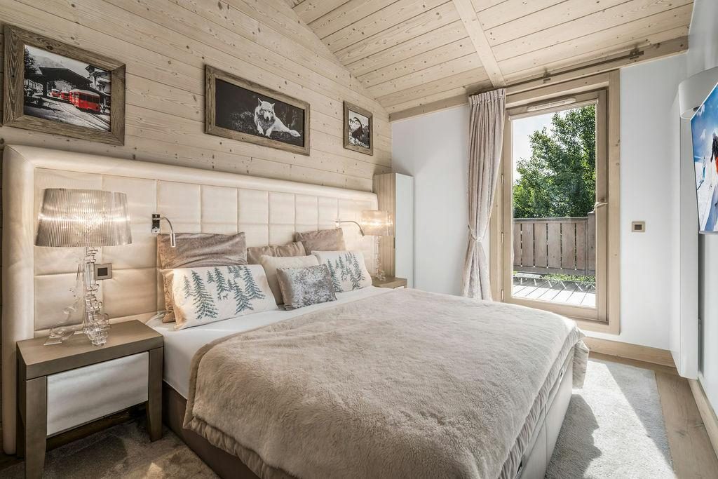Carre Blanc 372 interior view 3