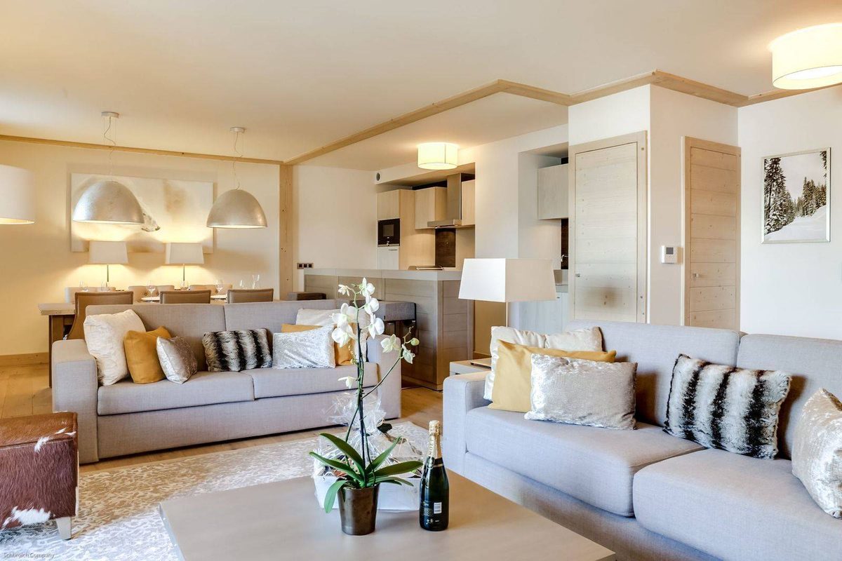 Carre Blanc 121 interior view 3