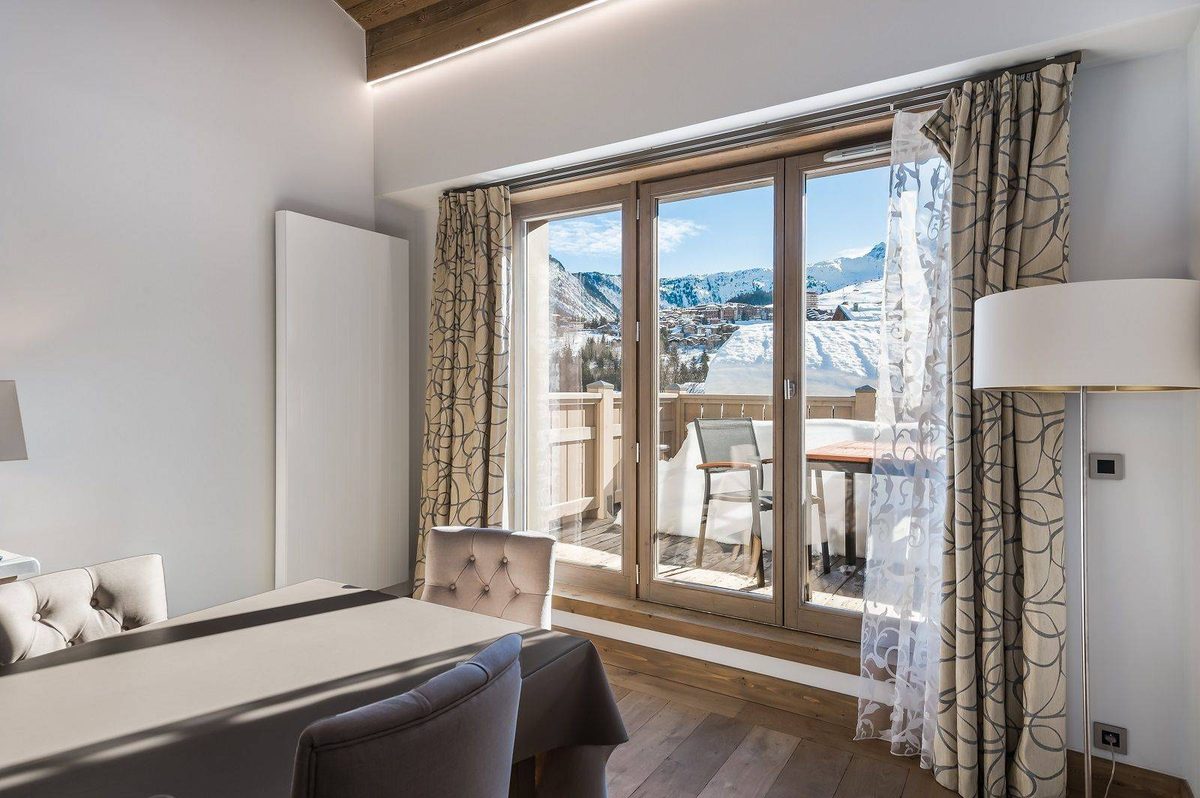 Carre Blanc 250 interior view 2