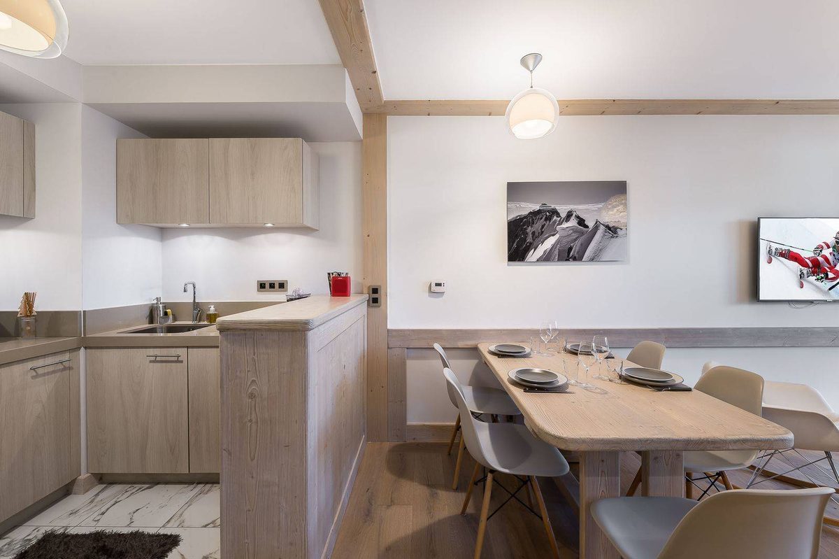 Carre Blanc 245 interior view 4
