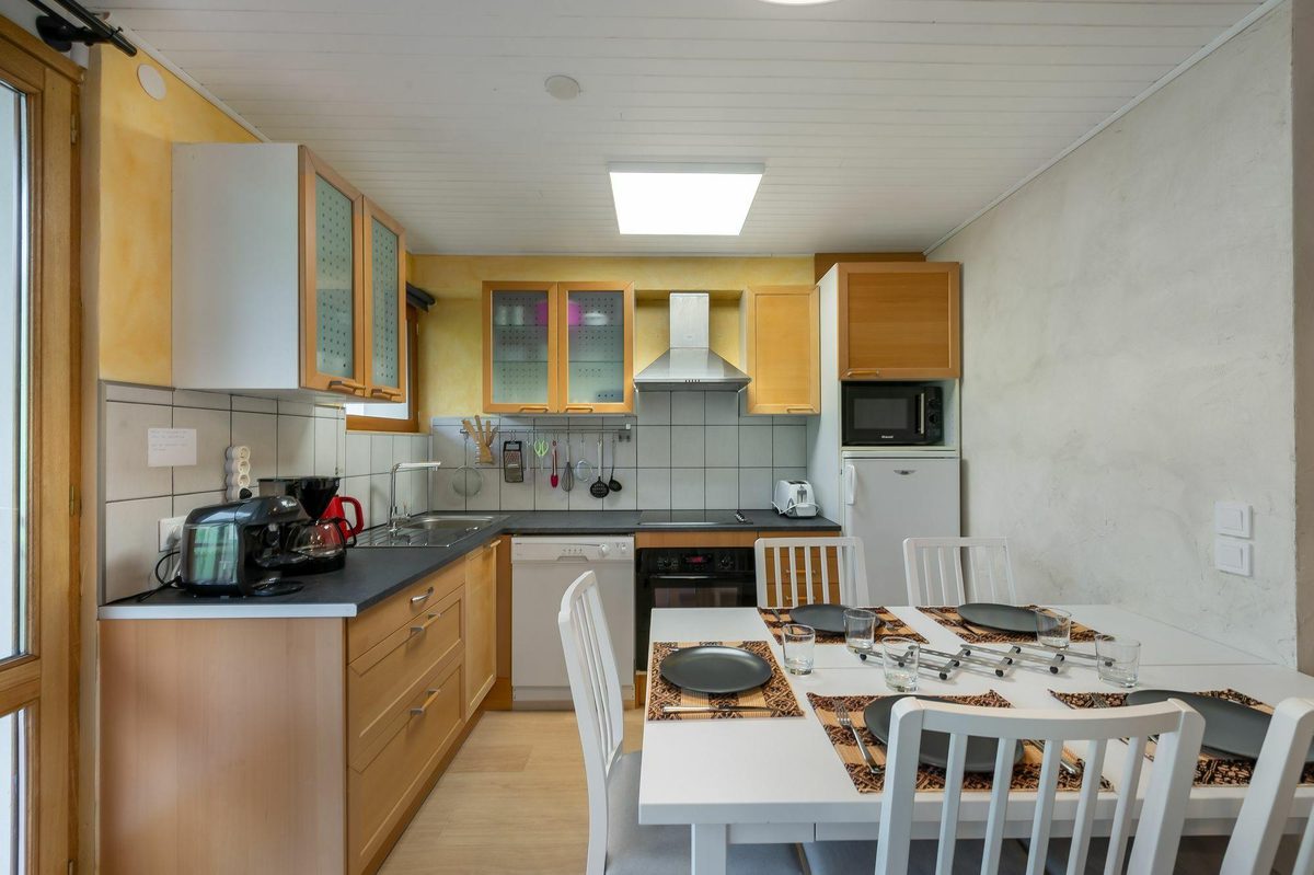RE009W interior view 2