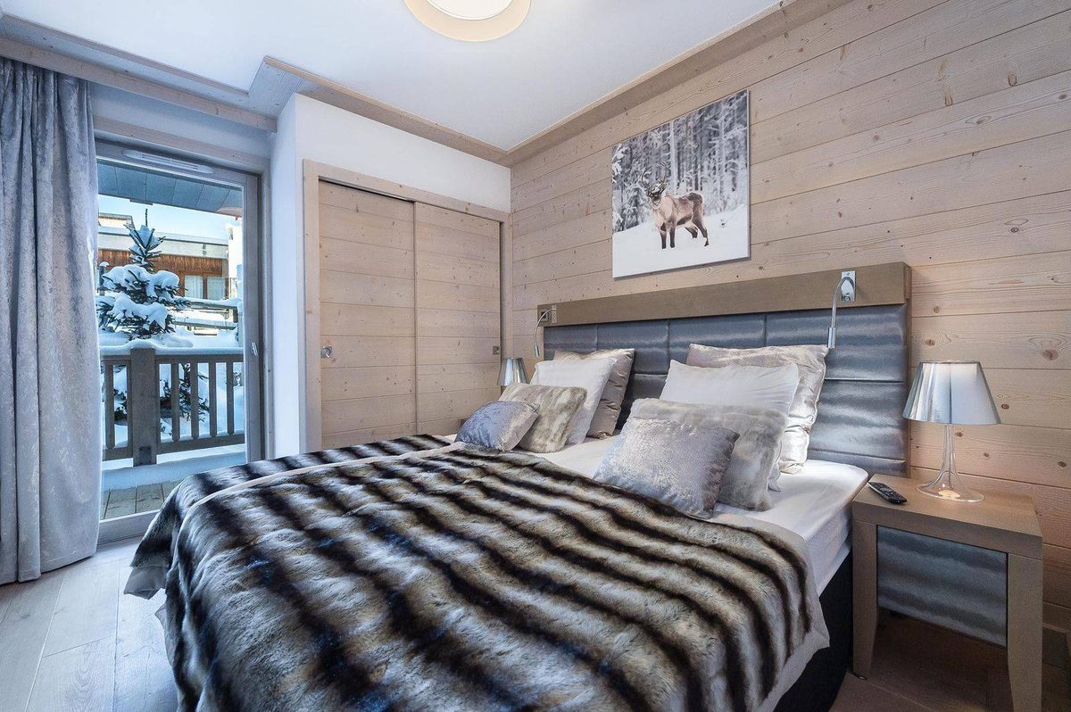 Carre Blanc 235 interior view 4