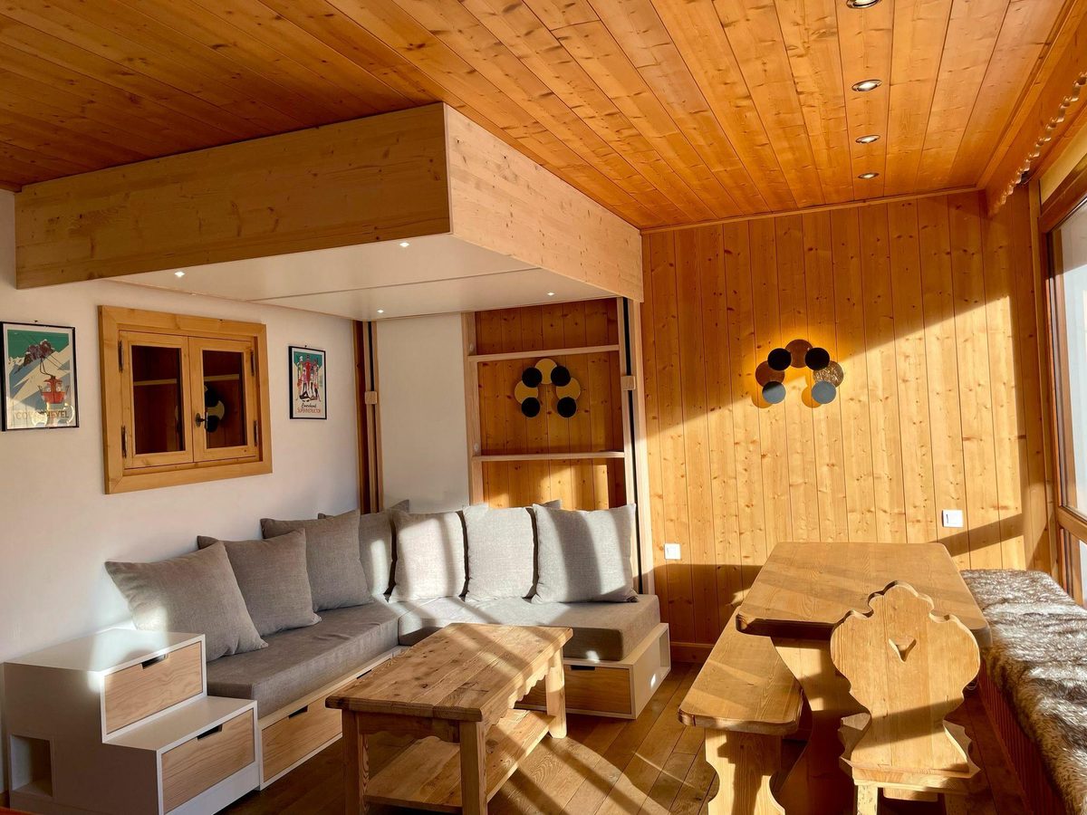 RE005U interior view 2